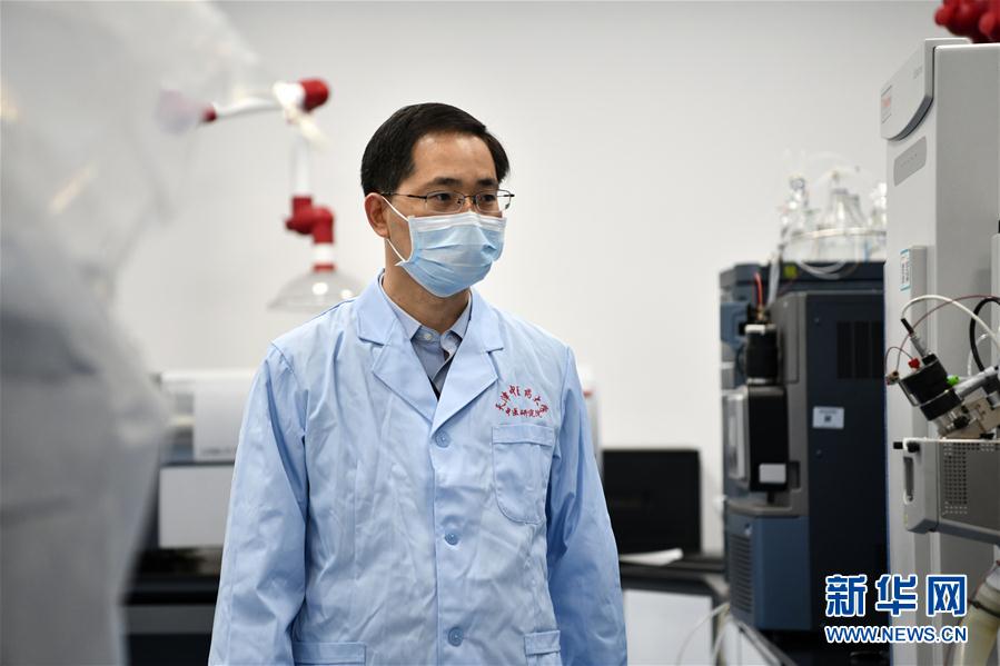 （習(xí)近平致敬的戰(zhàn)&ldquo;疫&rdquo;英雄&middot;科技工作者篇&middot;圖文互動(dòng)）（6）他們，爭(zhēng)分奪秒與病魔較量