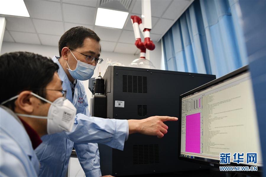 （習(xí)近平致敬的戰(zhàn)&ldquo;疫&rdquo;英雄&middot;科技工作者篇&middot;圖文互動(dòng)）（7）他們，爭(zhēng)分奪秒與病魔較量