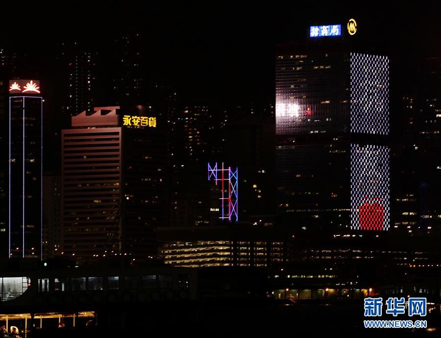 (圖文互動)(2)香港維港兩岸商廈為醫(yī)護人員亮燈打氣