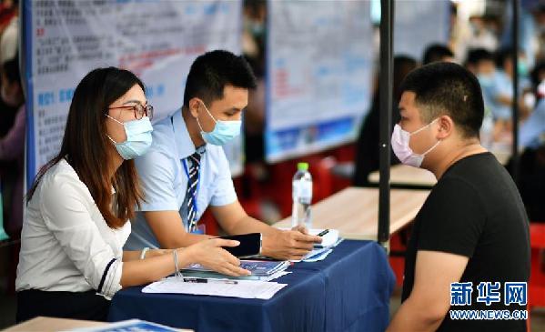 （聚焦復工復產(chǎn)）（3）?？谂e辦&ldquo;戰(zhàn)疫情&middot;促就業(yè)&rdquo;招聘會