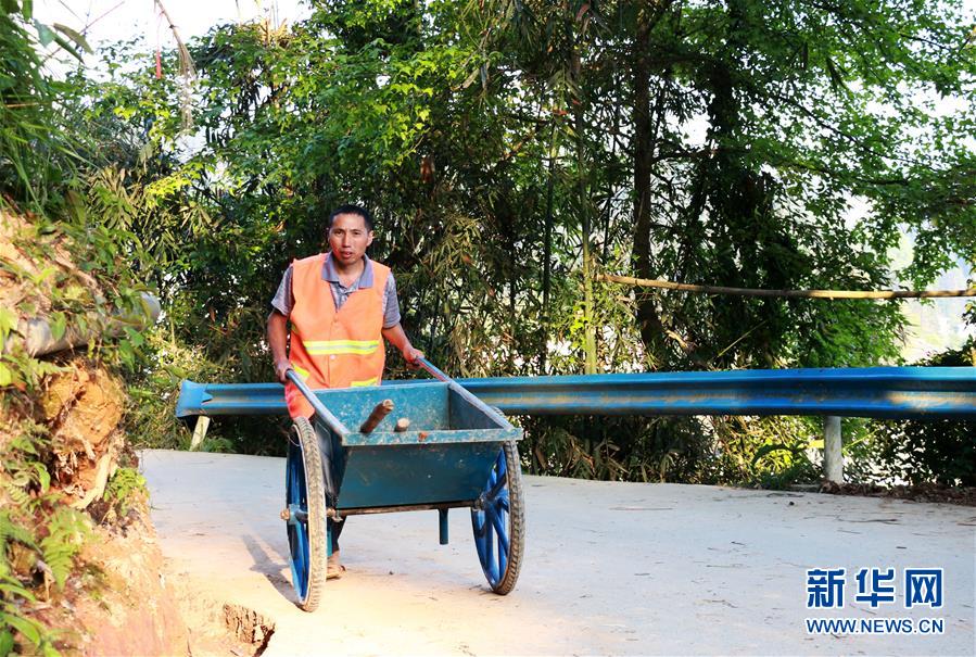 （在習(xí)近平新時(shí)代中國(guó)特色社會(huì)主義思想指引下&mdash;&mdash;新時(shí)代新作為新篇章&middot;習(xí)近平總書(shū)記關(guān)切事&middot;圖文互動(dòng)）（10）啃下最后的硬骨頭&mdash;&mdash;脫貧攻堅(jiān)掛牌督戰(zhàn)進(jìn)行時(shí)