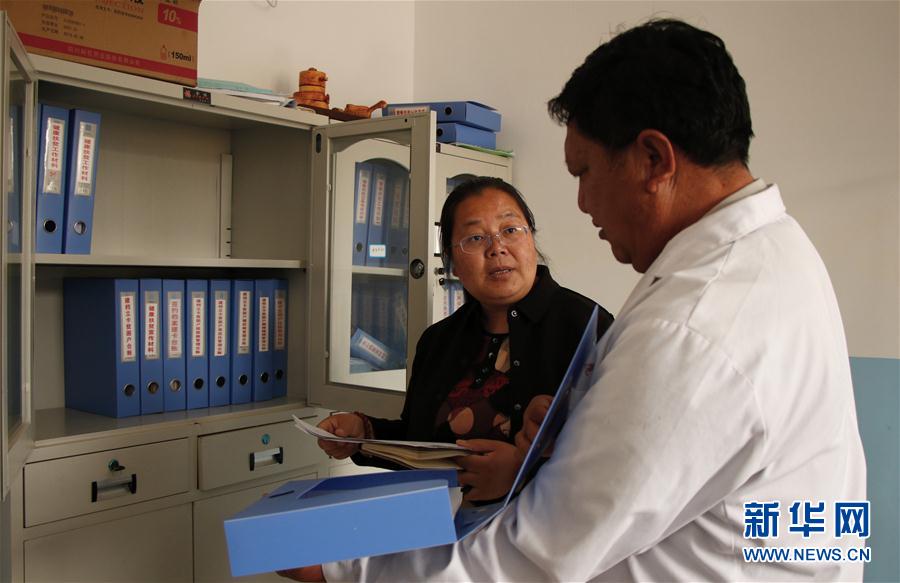 (代表委員履職·圖文互動(dòng))(1)為百姓健康奔走——全國(guó)人大代表胡阿羅履職記