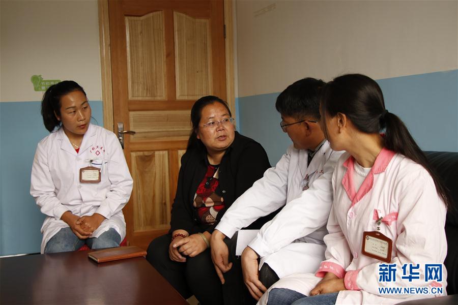 (代表委員履職·圖文互動(dòng))(6)為百姓健康奔走——全國(guó)人大代表胡阿羅履職記