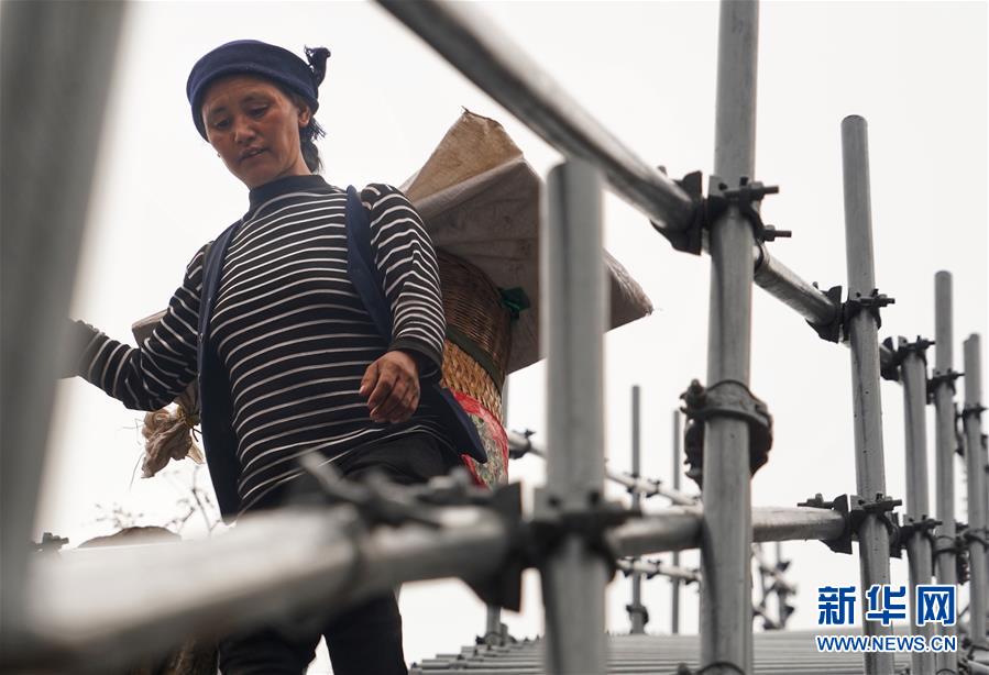 （熱點(diǎn)鮮報(bào)&middot;圖文互動）（3）出懸崖記&mdash;&mdash;四川涼山&ldquo;懸崖村&rdquo;貧困群眾走下&ldquo;天梯&rdquo;搬新居