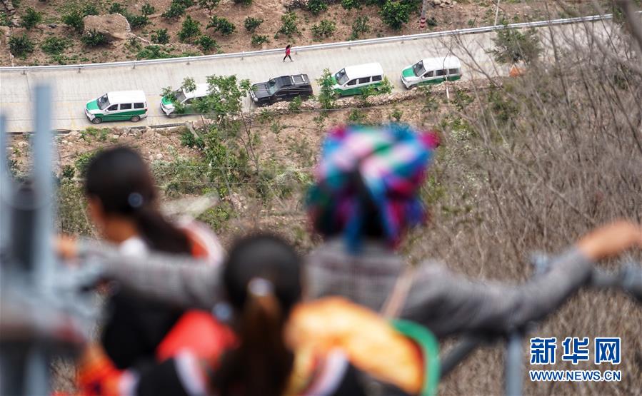 （熱點(diǎn)鮮報(bào)&middot;圖文互動）（5）出懸崖記&mdash;&mdash;四川涼山&ldquo;懸崖村&rdquo;貧困群眾走下&ldquo;天梯&rdquo;搬新居