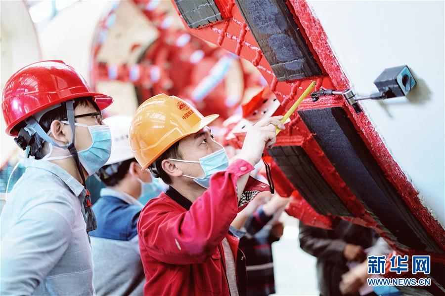 （在習(xí)近平新時(shí)代中國(guó)特色社會(huì)主義思想指引下&mdash;&mdash;新時(shí)代新作為新篇章&middot;習(xí)近平總書(shū)記關(guān)切事&middot;圖文互動(dòng)）（1）最有力的支撐，最堅(jiān)決的攀登&mdash;&mdash;記錄奮戰(zhàn)在復(fù)工復(fù)產(chǎn)一線的科技工作者