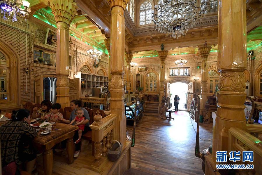 (決戰(zhàn)決勝脫貧攻堅(jiān)·聚焦“三區(qū)三州”·圖文互動)(5)“古老”和田展現(xiàn)新時尚