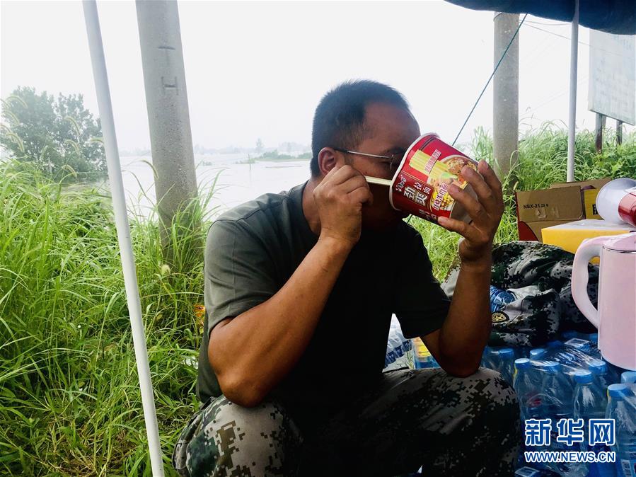 （防汛抗洪&middot;一線人物&middot;圖文互動(dòng)）（1）萬家燈火明 壩上有神兵&mdash;&mdash;安徽宿松長(zhǎng)江大堤上的&ldquo;守護(hù)者聯(lián)盟&rdquo;群像