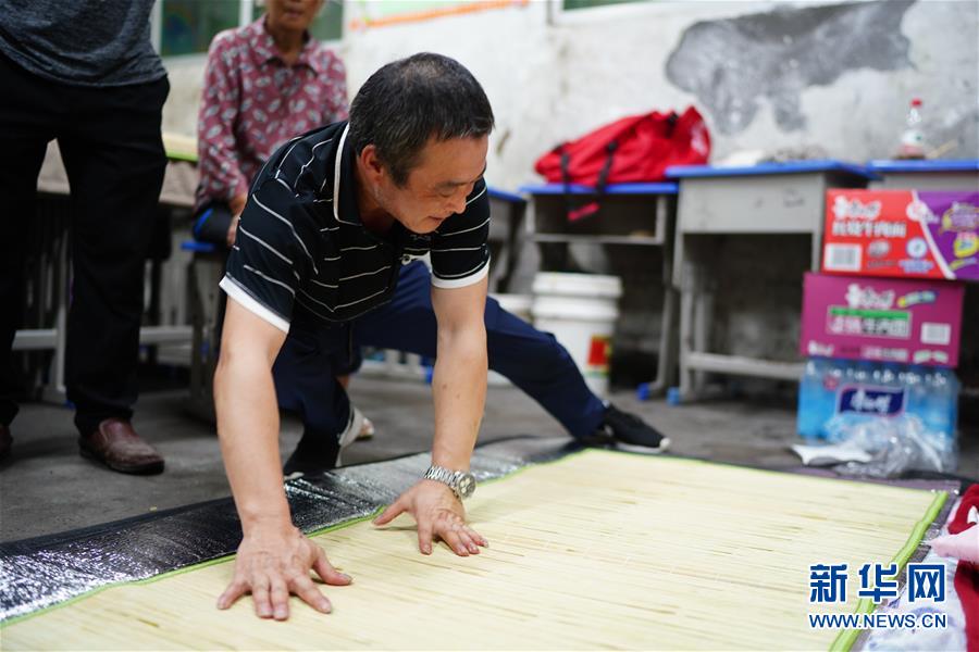 （在習(xí)近平新時代中國特色社會主義思想指引下&mdash;&mdash;新時代新作為新篇章&middot;習(xí)近平總書記關(guān)切事&middot;圖文互動）（4）遮風(fēng)雨 送安穩(wěn)&mdash;&mdash;受災(zāi)群眾轉(zhuǎn)移安置中的暖心故事