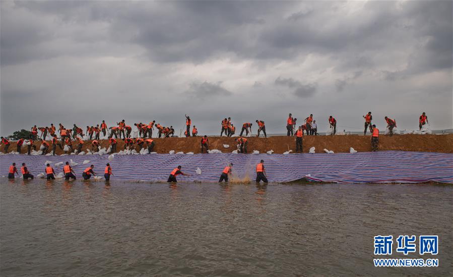 (防汛抗洪·圖文互動(dòng))(1)抗洪長(zhǎng)堤上的“三件寶”