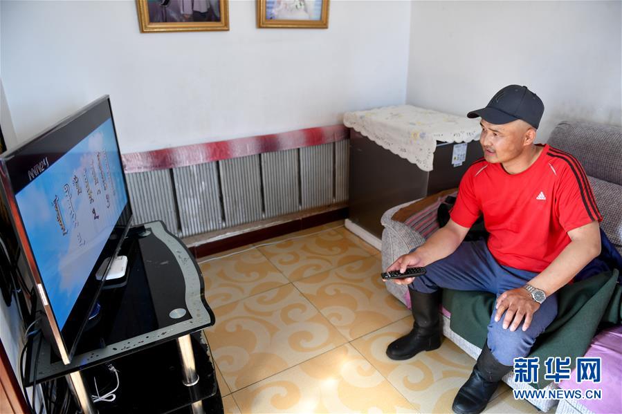 （走向我們的小康生活&middot;圖文互動(dòng)）（3）草原有了網(wǎng)，手機(jī)能放羊&mdash;&mdash;看呼倫貝爾大草原牧民生活變了樣 
