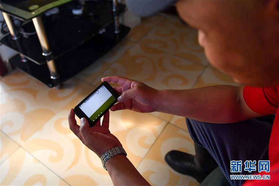 （走向我們的小康生活&middot;圖文互動(dòng)）（4）草原有了網(wǎng)，手機(jī)能放羊&mdash;&mdash;看呼倫貝爾大草原牧民生活變了樣 