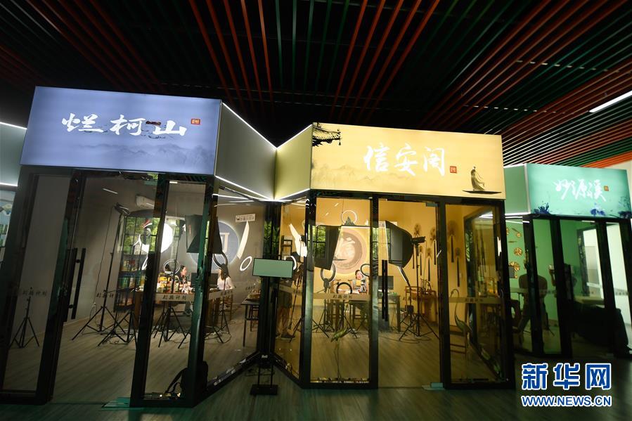 (走向我們的小康生活)(3)浙江衢州:農(nóng)民變主播 手機(jī)變農(nóng)具