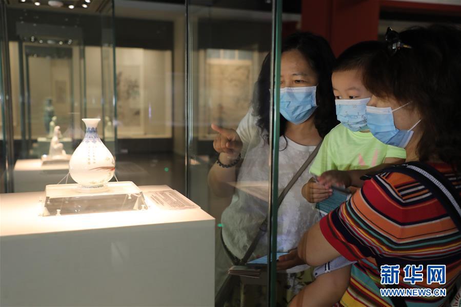 （文化視點&middot;聽文物講故事&middot;圖文互動）（1）琺瑯彩玉壺春瓶：乾隆皇帝甄選 成就舉世孤品