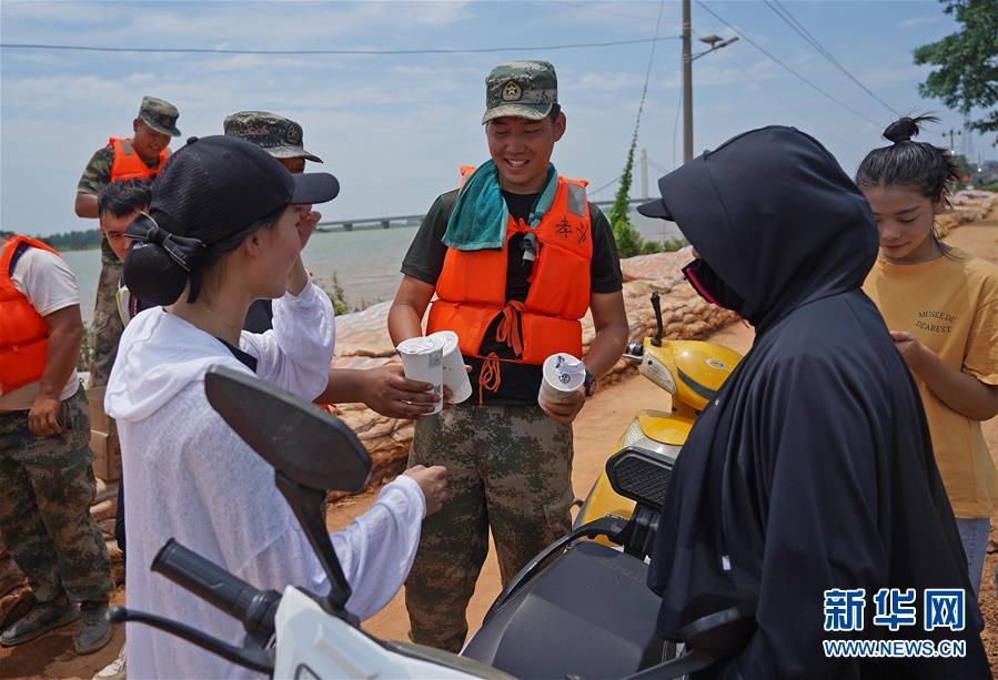 (新華全媒頭條·圖文互動(dòng))(10)“洪線”逆險(xiǎn)守家國(guó)——抗洪一線的凡人星光