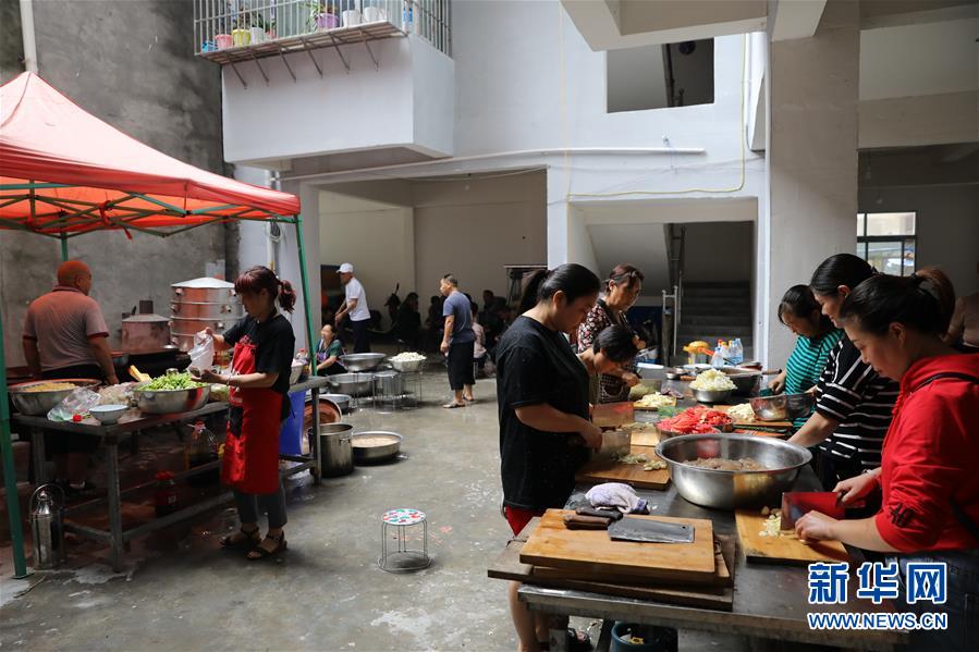 (新華全媒頭條·圖文互動(dòng))(12)“洪線”逆險(xiǎn)守家國(guó)——抗洪一線的凡人星光