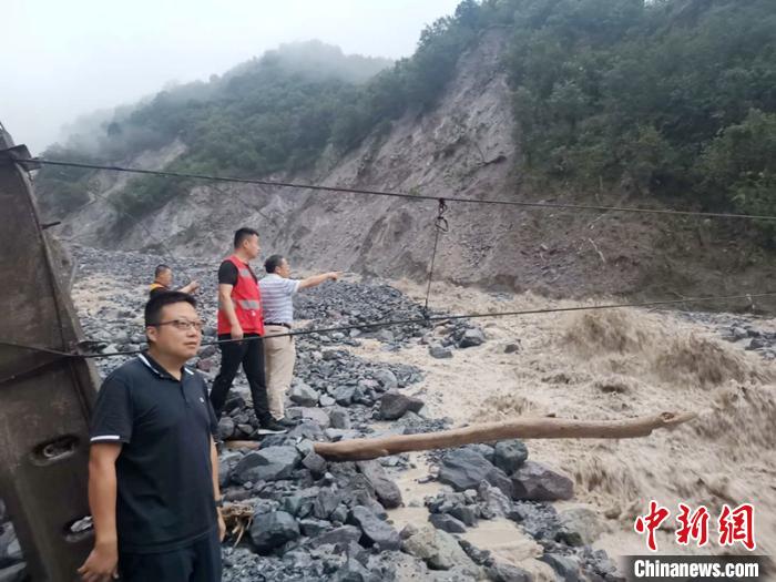 工作人員正在查勘泥石流災情?！ソ?攝