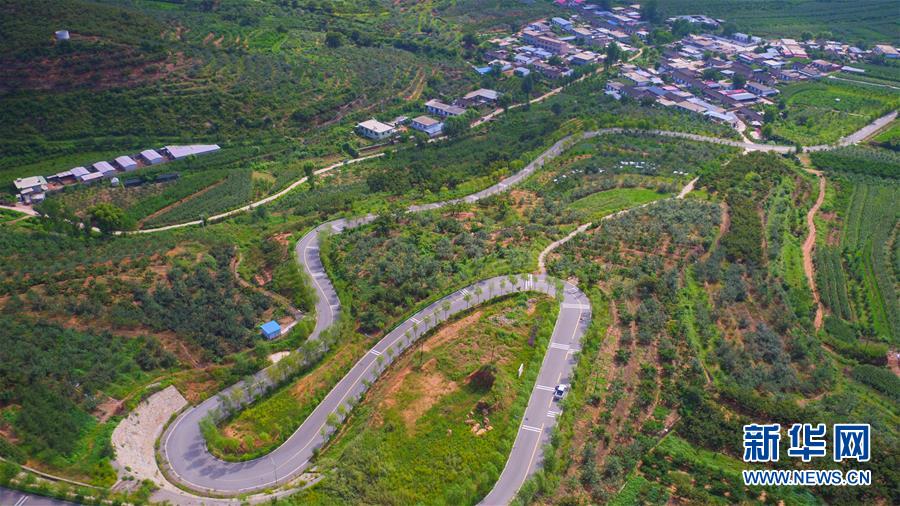 （新華全媒頭條&middot;走向我們的小康生活&middot;圖文互動(dòng)）（1）長(zhǎng)城腳下，小康村串成&ldquo;珍珠鏈&rdquo;