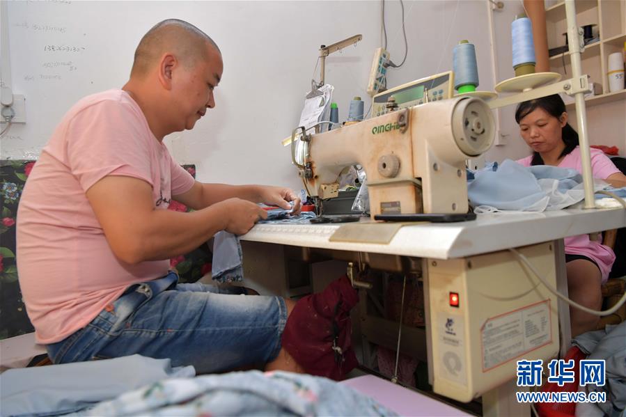 （走向我們的小康生活&middot;圖文互動(dòng)）（1）&ldquo;一件衣裳&rdquo;，藏著脫貧致富新天地