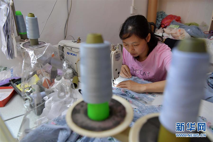 （走向我們的小康生活&middot;圖文互動(dòng)）（2）&ldquo;一件衣裳&rdquo;，藏著脫貧致富新天地