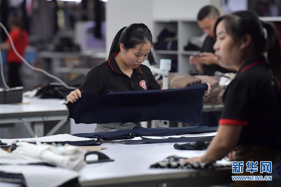 （走向我們的小康生活&middot;圖文互動(dòng)）（3）&ldquo;一件衣裳&rdquo;，藏著脫貧致富新天地