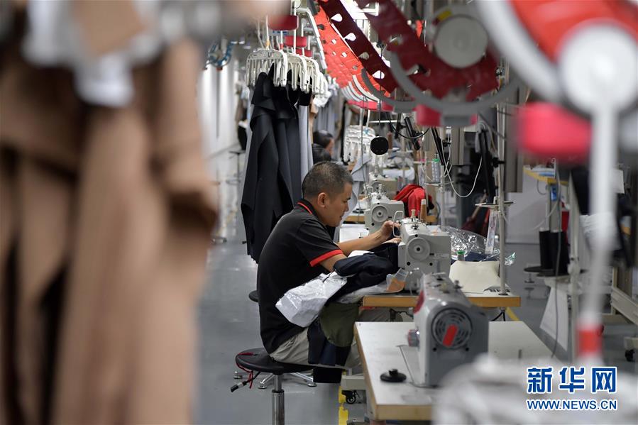 （走向我們的小康生活&middot;圖文互動(dòng)）（4）&ldquo;一件衣裳&rdquo;，藏著脫貧致富新天地