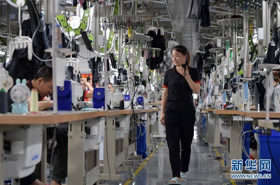 （走向我們的小康生活&middot;圖文互動(dòng)）（5）&ldquo;一件衣裳&rdquo;，藏著脫貧致富新天地