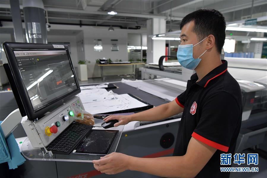 （走向我們的小康生活&middot;圖文互動(dòng)）（6）&ldquo;一件衣裳&rdquo;，藏著脫貧致富新天地