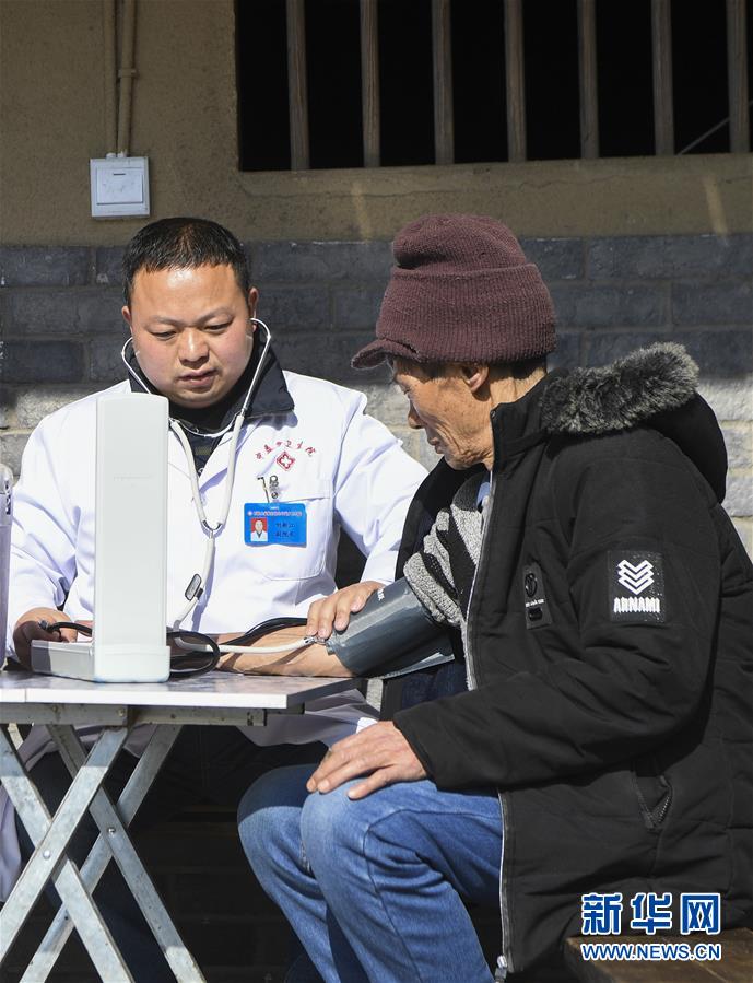 （習(xí)近平的小康故事&middot;新華網(wǎng)&middot;圖文互動(dòng)）（5）&ldquo;真正解決好基層群眾看病難、看病貴問題&rdquo;&mdash;&mdash;習(xí)近平和群眾健康的故事