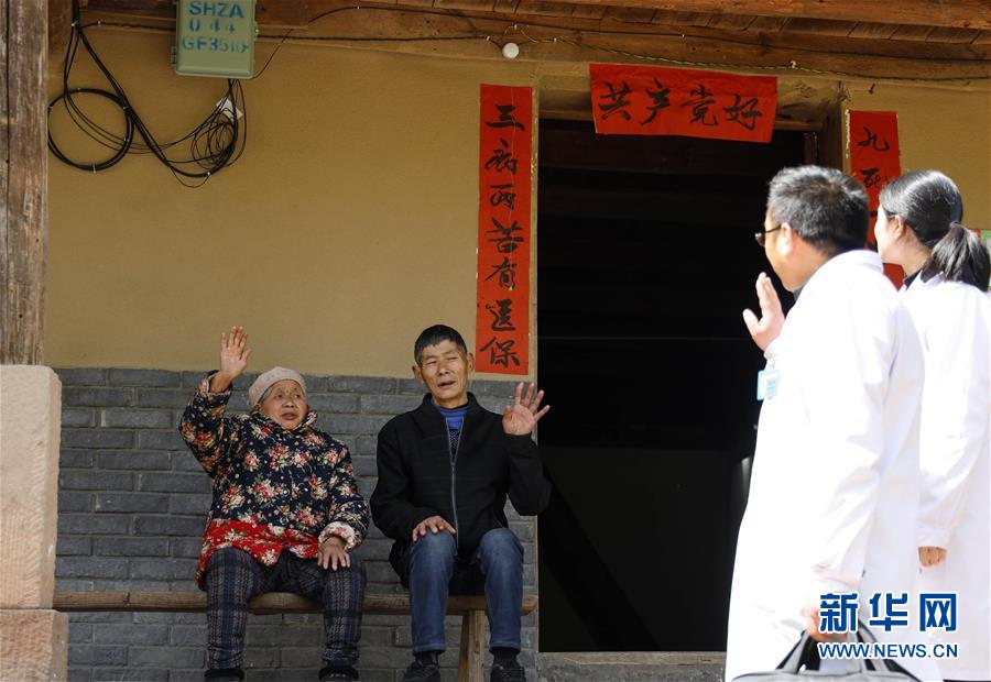 （習(xí)近平的小康故事&middot;新華網(wǎng)&middot;圖文互動(dòng)）（6）&ldquo;真正解決好基層群眾看病難、看病貴問題&rdquo;&mdash;&mdash;習(xí)近平和群眾健康的故事