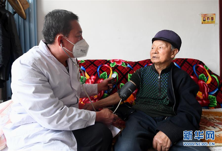 （習(xí)近平的小康故事&middot;新華網(wǎng)&middot;圖文互動(dòng)）（2）&ldquo;真正解決好基層群眾看病難、看病貴問題&rdquo;&mdash;&mdash;習(xí)近平和群眾健康的故事