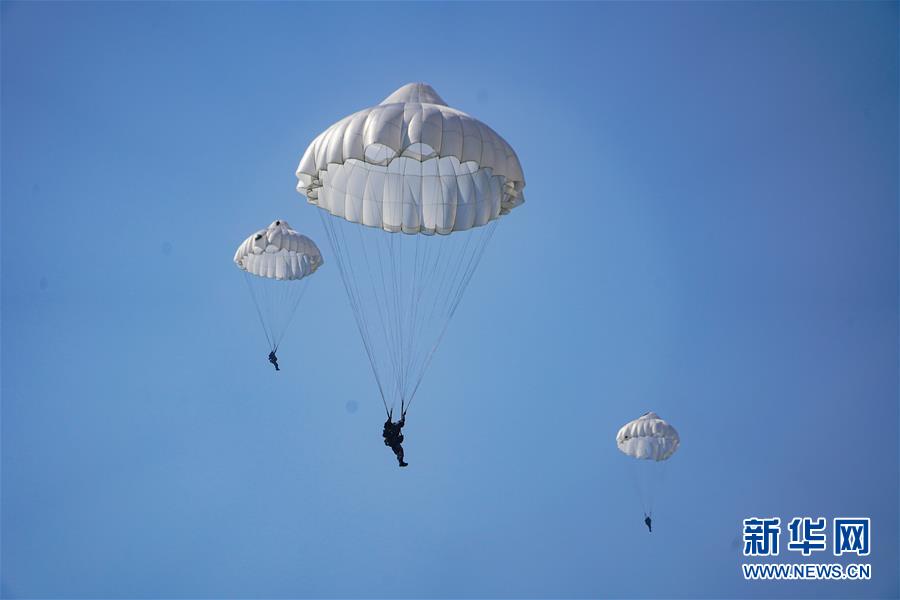 （在習(xí)近平強(qiáng)軍思想指引下&middot;我們?cè)趹?zhàn)位報(bào)告&middot;圖文互動(dòng)）（2）朵朵傘花綻放，勝戰(zhàn)精兵天降&mdash;&mdash;空降兵部隊(duì)某旅教導(dǎo)員余海龍帶領(lǐng)官兵傳承黃繼光精神記事