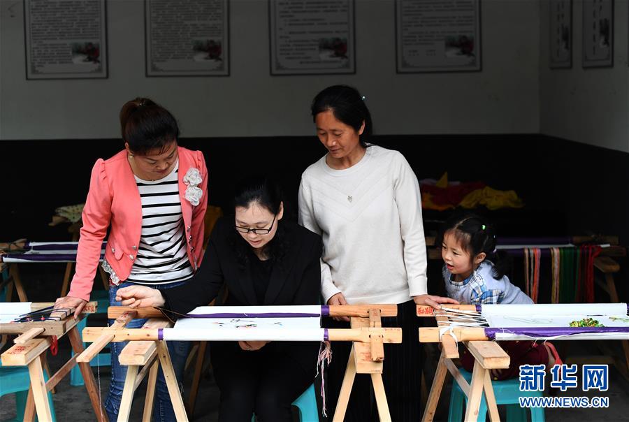 （兩會(huì)人物&middot;圖文互動(dòng)）（1）帶娃、賺錢(qián)兩不誤&mdash;&mdash;一位農(nóng)民工代表眼中的脫貧新工作