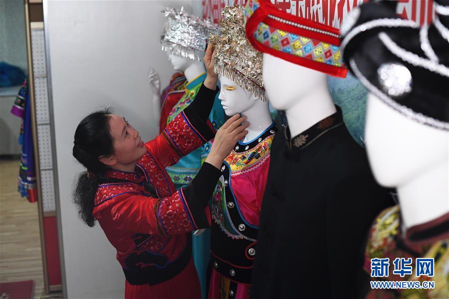 （兩會(huì)人物&middot;圖文互動(dòng)）（5）帶娃、賺錢(qián)兩不誤&mdash;&mdash;一位農(nóng)民工代表眼中的脫貧新工作