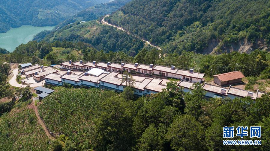 （在習(xí)近平新時代中國特色社會主義思想指引下&mdash;&mdash;新時代新作為新篇章&middot;總書記關(guān)心的百姓身邊事&middot;圖文互動）（1）&ldquo;四好農(nóng)村路&rdquo;：通向幸福，通向遠(yuǎn)方