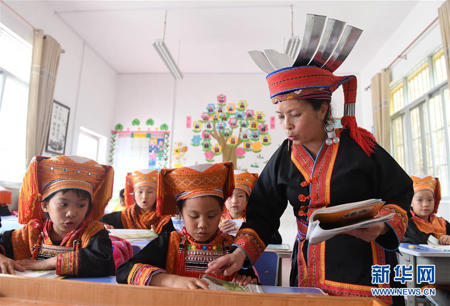 (新華全媒頭條·圖文互動(dòng))(11)凝心鑄師魂 立德育新人——以習(xí)近平同志為核心的黨中央關(guān)心教師隊(duì)伍建設(shè)紀(jì)實(shí)