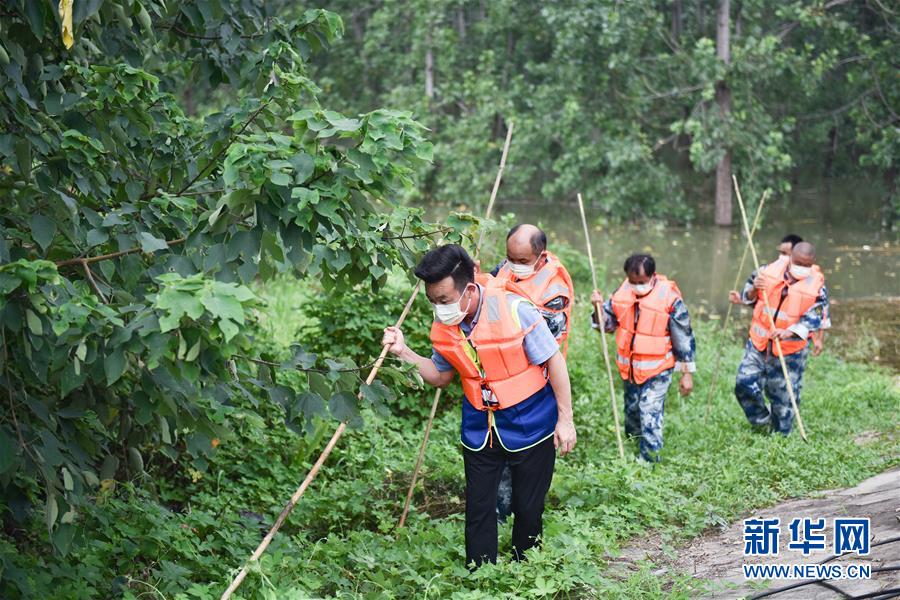 （在習(xí)近平新時代中國特色社會主義思想指引下&mdash;&mdash;新時代新作為新篇章&middot;習(xí)近平總書記關(guān)切事&middot;圖文互動）（2）戰(zhàn)疫魔,斗洪魔&mdash;&mdash;湖北全力應(yīng)對防疫、防汛疊加&ldquo;雙考&rdquo;