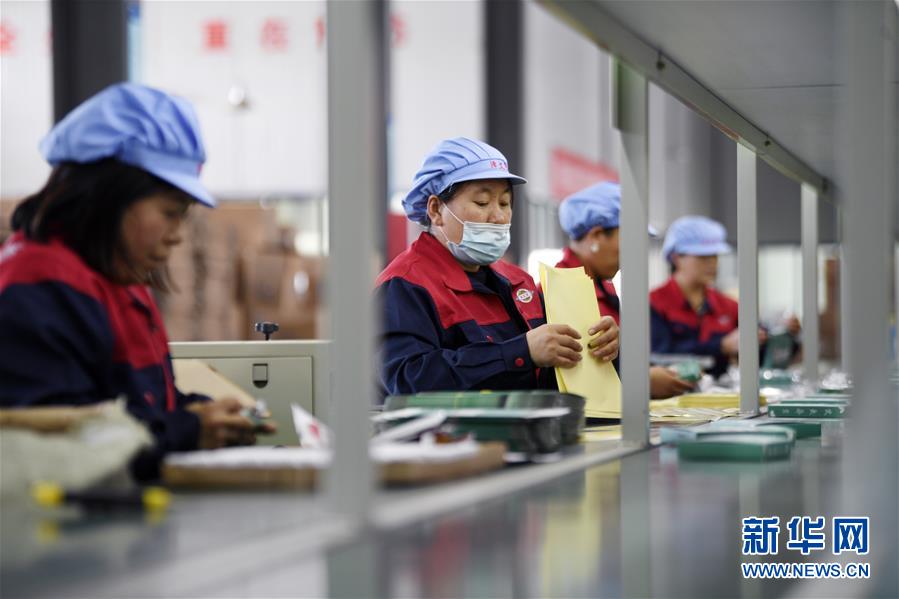 （在習(xí)近平新時(shí)代中國特色社會主義思想指引下&mdash;&mdash;新時(shí)代新作為新篇章&middot;習(xí)近平總書記關(guān)切事&middot;圖文互動）（1）&ldquo;綠色銀行&rdquo;發(fā)工資、&ldquo;股東&rdquo;分紅來敲門&hellip;&hellip;&mdash;&mdash;探索長效脫貧致富新機(jī)制見聞