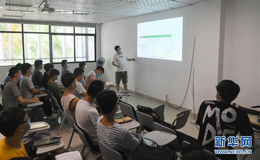 (在習(xí)近平新時(shí)代中國(guó)特色社會(huì)主義思想指引下——新時(shí)代新作為新篇章·習(xí)近平總書(shū)記關(guān)切事·圖文互動(dòng))(9)我家大門(mén)常打開(kāi)——經(jīng)濟(jì)特區(qū)全方位對(duì)外開(kāi)放故事