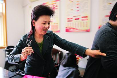 梁慧麗自己帶頭干，身邊人從跟著干到搶著干