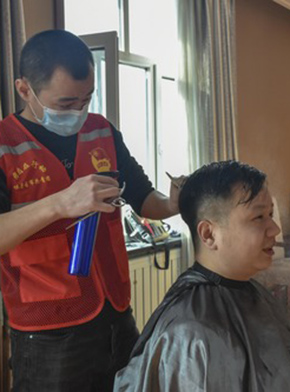 &ldquo;小小發(fā)屋&rdquo;溢真情&mdash;&mdash;新疆&ldquo;90后&rdquo;義務理發(fā)師馬國仁的故事