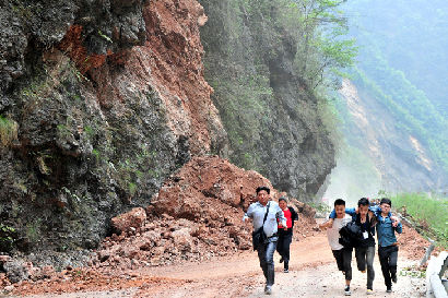 實(shí)拍:志愿者冒飛石向?yàn)?zāi)區(qū)挺進(jìn)!