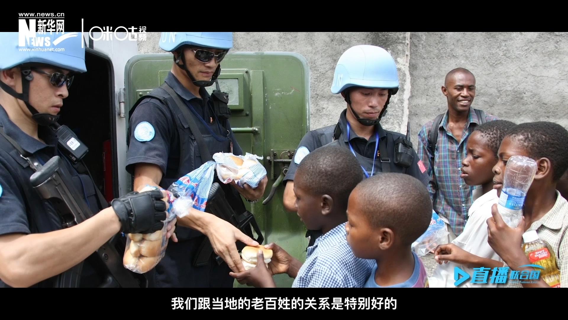 這群胸前印著五星紅旗的警察，在當(dāng)?shù)孛癖娦睦镉兄恋榈榈姆萘?，也傳遞出許多的善意與感動(dòng)。