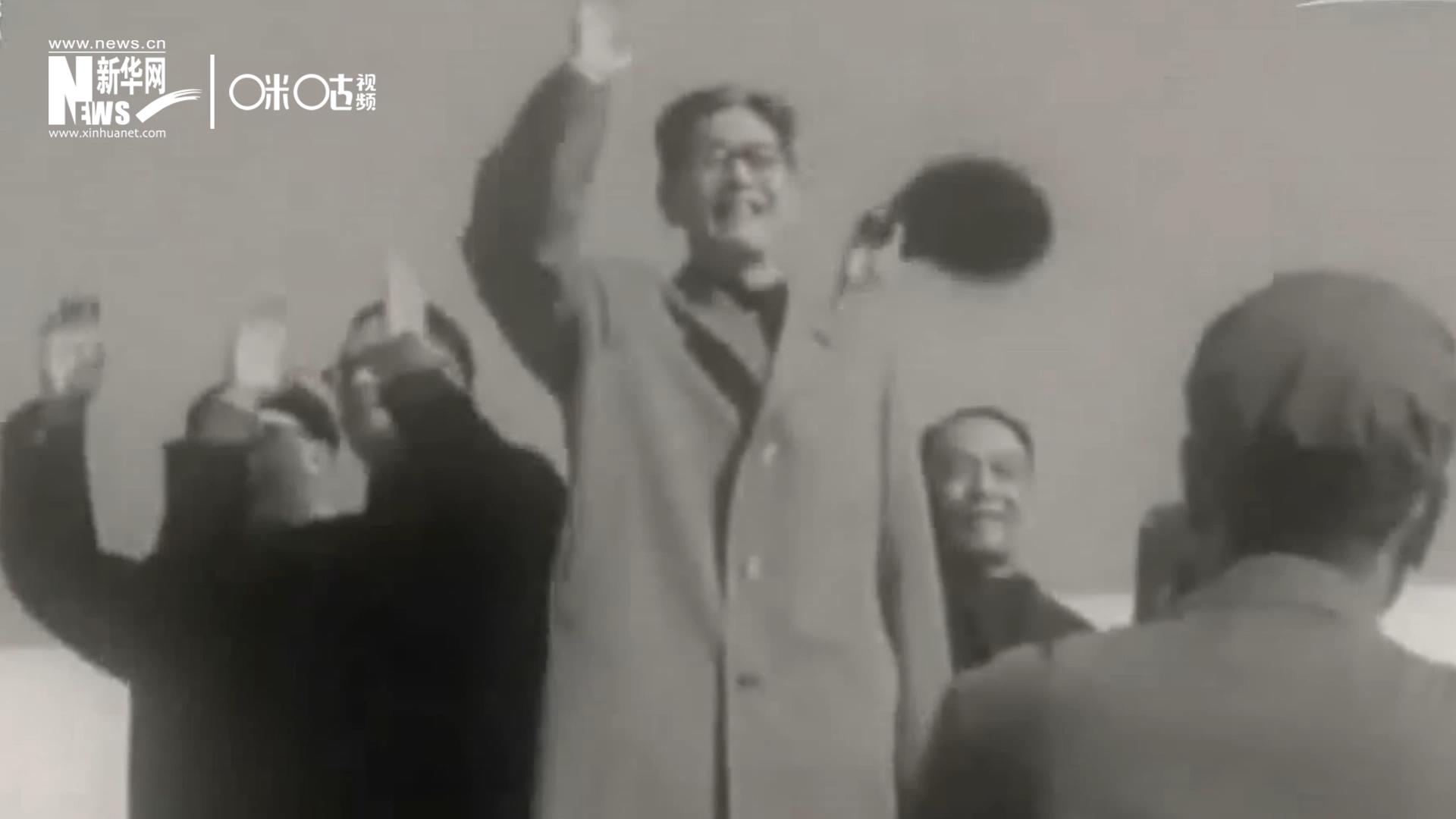 1971年11月9日，全新成立的中國聯(lián)合國代表團(tuán)在群眾的歡呼與掌聲中登上專機(jī)，正式開啟了中國的聯(lián)合國之旅。