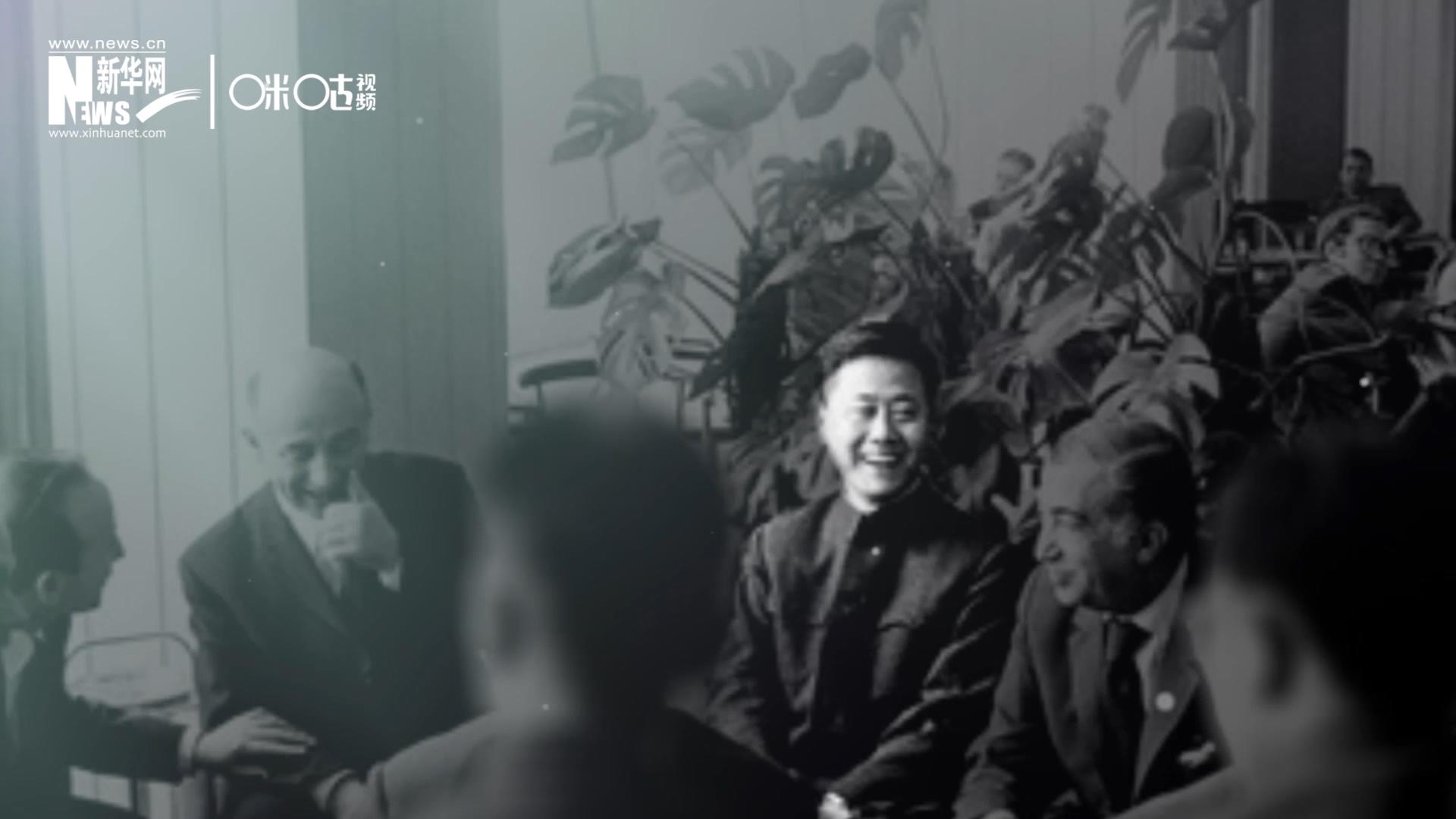 照片里的這個(gè)人是高梁，原新華社國際部記者。原本作為代表團(tuán)隨行記者的他接到通知，由他帶領(lǐng)一支先遣小組先行去紐約。