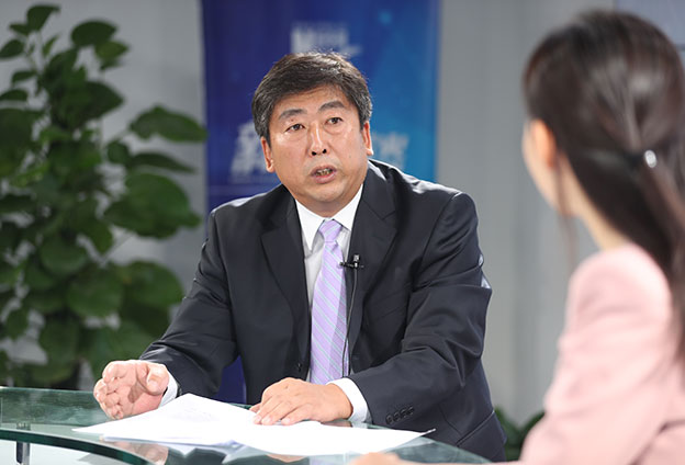 具體落在實處就是把方向，管大局，保落實