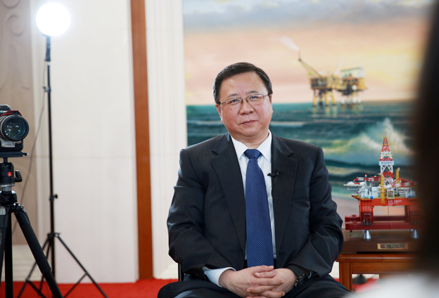 堅(jiān)持黨的領(lǐng)導(dǎo)、加強(qiáng)黨的建設(shè)，是國(guó)有企業(yè)的光榮傳統(tǒng)。