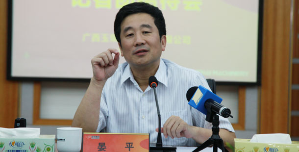 玉柴集團(tuán)公司董事局主席晏平——大家可能不一定認(rèn)識我，但是大家一定坐過裝配玉柴發(fā)動機(jī)的客車、公交車，因為玉柴發(fā)動機(jī)裝配在全國超過60%的客車、公交車上。玉柴發(fā)動機(jī)能夠陪伴大家上班、回家、逛街，我很自豪。我們將繼續(xù)制造更多更好的綠色產(chǎn)品，造福社會和百姓。