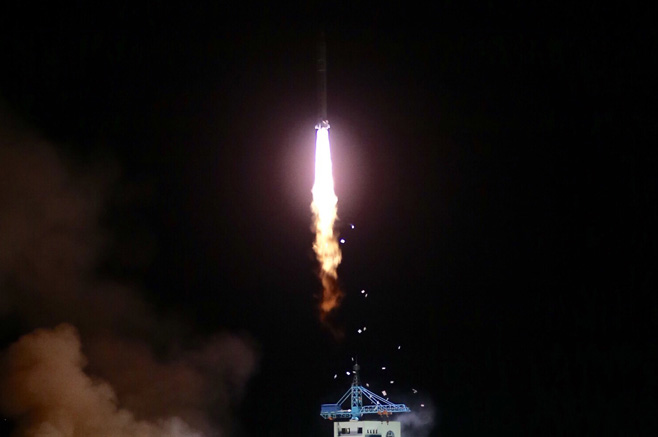 4月6日，搭載實踐十號衛(wèi)星的長征二號丁運載火箭升空。