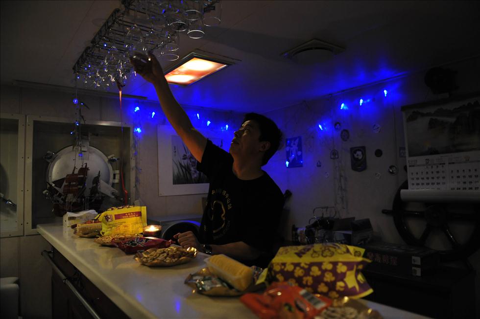 &ldquo;雪龍&rdquo;號(hào)開(kāi)放酒吧(高清)